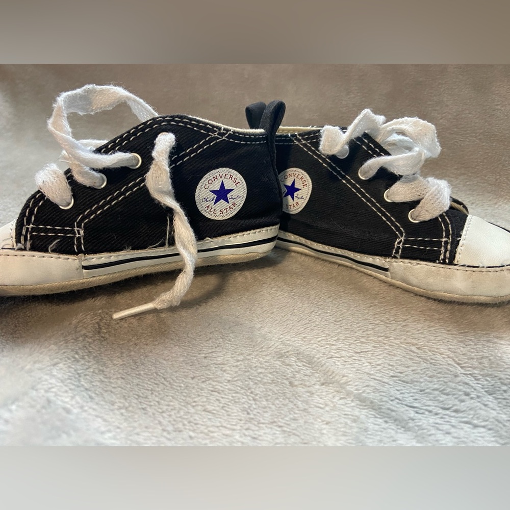Converse chuck Taylor crib shoes size 4